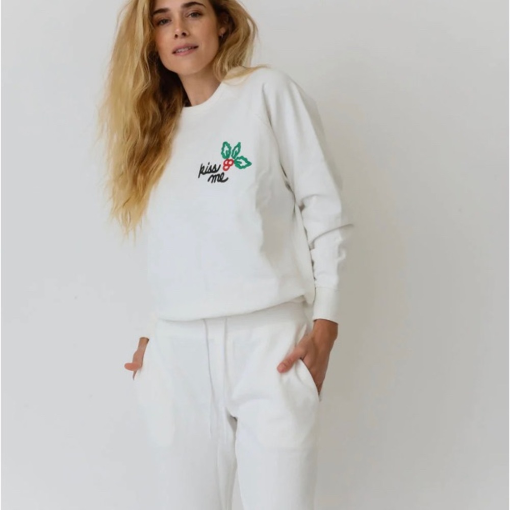 Leallo cotton terry cotton kiss me mistletoe dune sweatshirt